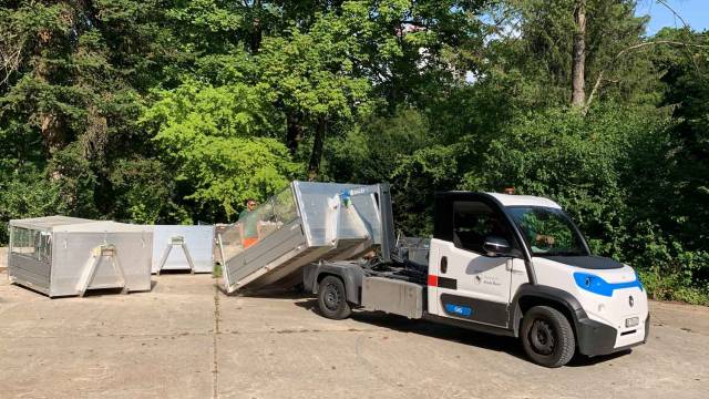 Goupil vehicle with hooklift